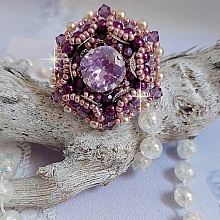 Bague Chinese Purple Stone brod&eacute;e avec un cabochon rond en cristal Violet &agrave; laquelle s'ajoute une grande coupelle filigran&eacute;e, facettes, perles rondes nacr&eacute;es et rocailles sur un support bague Argent&eacute;e